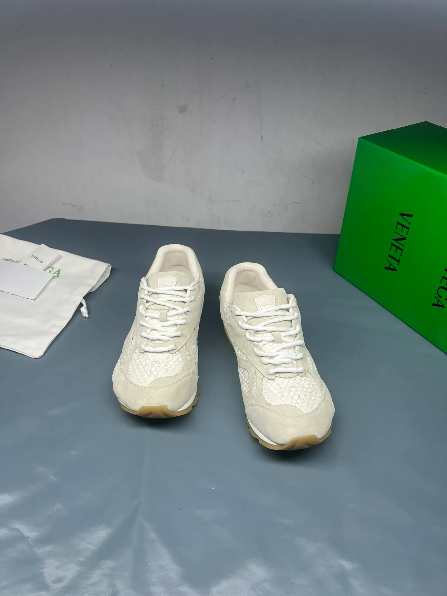 👟👟Ex-factory price 600👟👟 Men's size +10 Real photos 🔥🔥BV Orbit sneakers Wang Yibo's same style couple's dad shoes Runner sneakers, made of lightweight technical mesh fabric. Matched with geometric pattern designed rubber outsole, Wang Zha series high version. Look for the package technology. It is actually a lot taller, but the legs are still slim. Very nice, playable and durable. Matched to the standard💯 Package shoe technology. Look for the high version. The outsole is made of color-blocked TPU outsole. Women's model 35 36 37 38 39 40 41 42 (40 41 42 43 44 45 customized) (Customer logo can be accepted without refund or exchange at a favorable price) Equipped with original packaging